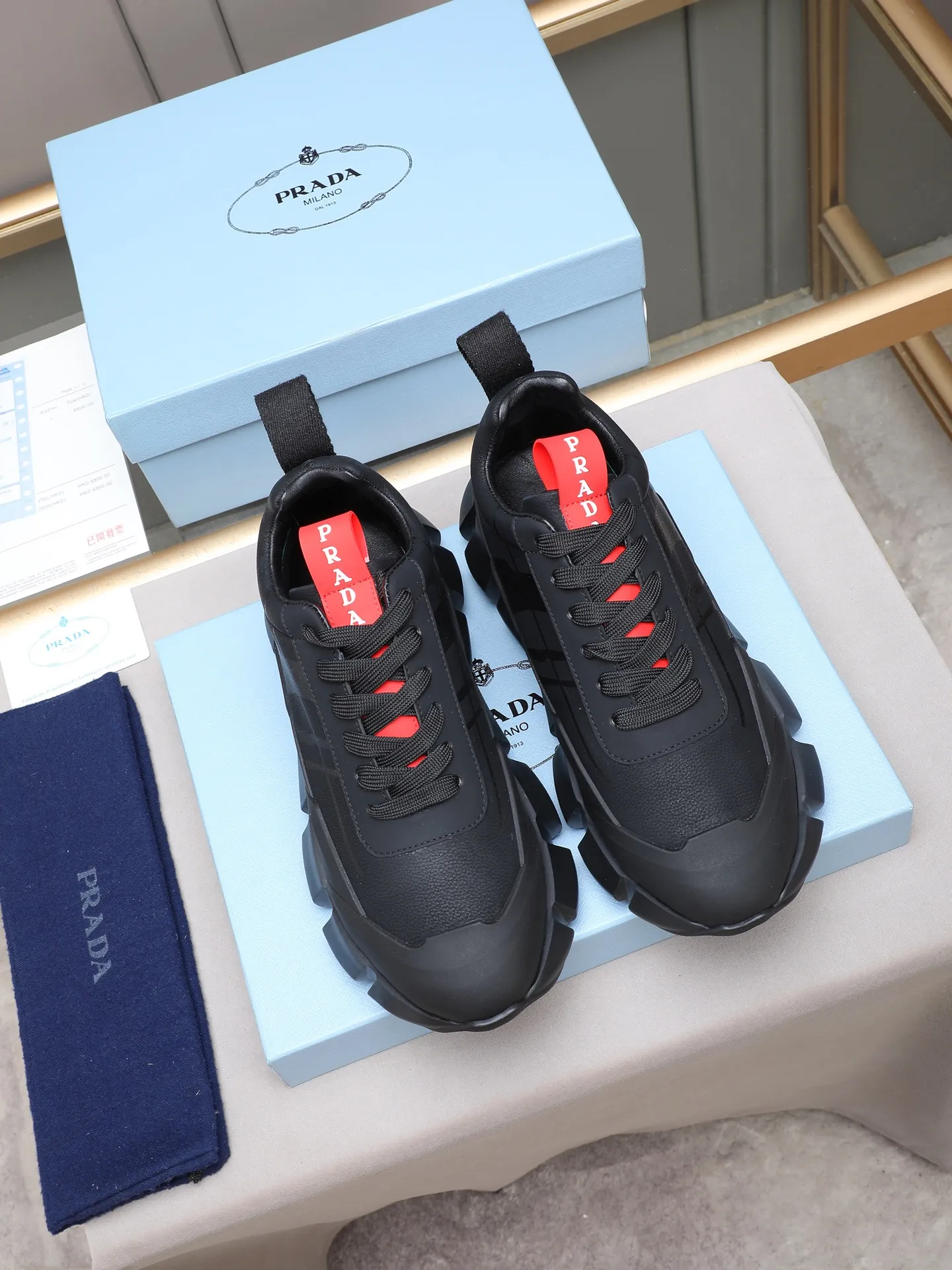 Men's shoes 💰500 PRADA/Prada men's lace-up casual sports shoes, the upper is made of imported first-layer calfskin, soft, comfortable and breathable ➕ washed sheepskin! The tongue is decorated with the PRADA brand letter logo. The rubber thick sole echoes the red label tongue. The style is fashionable and elegant. The details are carefully crafted. A casual sports shoe with a super western style and excellent breathability!  Size: 38-44 (45 46 customized)